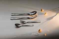 银不锈钢餐具白色背景孤立的反射叉勺子茶匙餐具孤立的白色背景剪裁路径