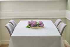生活房间餐厅区域椅子窗口花束淡紫色花表格