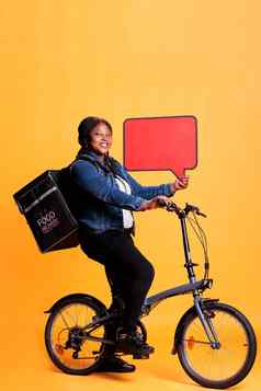 比萨 店快递持有红色的演讲泡沫广告外卖服务骑自行车