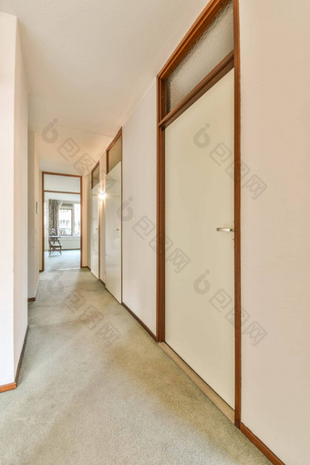 长走廊白色门地毯地板上