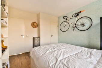 卧室床上自行车挂