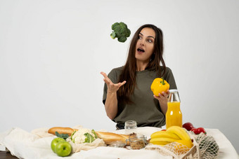 快乐女人绿色t恤拆包购物网生态袋健康的蔬菜水果面包零食厨房首页健康的吃素食者概念