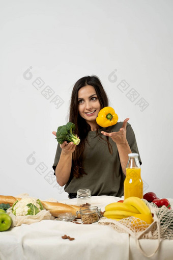 快乐女人绿色t恤拆包购物网生态袋健康的蔬菜<strong>水果</strong>面包零食厨房<strong>首页</strong>健康的吃素食者概念