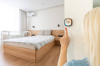 聪明的首页横幅物联网房子自动化家庭自动化全景技术恒温器设备应用程序图标显示温度热很酷的调整