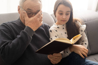 快乐女孩祖父阅读故事书首页