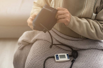 上了年纪的男人。检查血压力心率首页数字压力高血压力测试结果风险心脏病学医学健康医疗概念