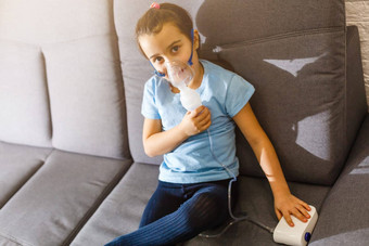 高加索人女孩呼吸特殊的面具帮助停止哮喘攻击缓解症状呼吸疾病