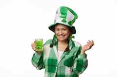 可爱的女人狂欢节他三叶草叶子微笑相机持有杯子绿色啤酒庆祝帕特里克的一天