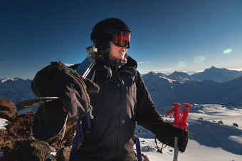 图像女人滑雪板肩膀雪山山范围肖像快乐的滑雪携带滑雪板肩膀