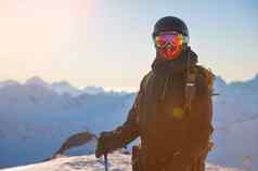 肖像滑雪山日落肖像女人滑雪度假胜地背景山蓝色的天空冬天体育安全保护广播沟通