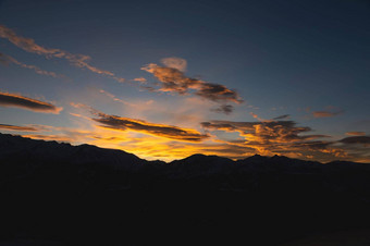 色彩斑斓的日落山山黑色的轮廓山可见风景如画的发光