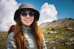 肖像旅行者山概念冒险旅行徒步旅行快乐女人帽享受阳光徒步旅行山旅游眼镜