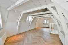 翻新阁楼房间白色墙木地板