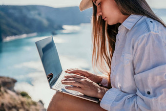 女人海移动PC业务女人黄色的他自由职业者移动PC工作蓝色的海海滩女孩<strong>缓解压力</strong>工作自由数字游牧旅行假期概念