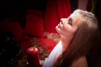 美丽的阿拉伯女孩蜡烛红色的房间完整的丰富的面料地毯苏丹后宫<strong>照片</strong>拍摄女人东方风格宫女模型提出了纱丽有<strong>爱心</strong>的妻子女主人