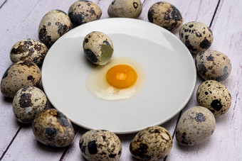 鹌鹑蛋蛋黄白色白色板包围鸡蛋