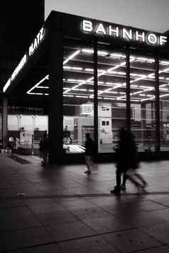 垂直拍摄入口波茨坦广场火车站人走晚上