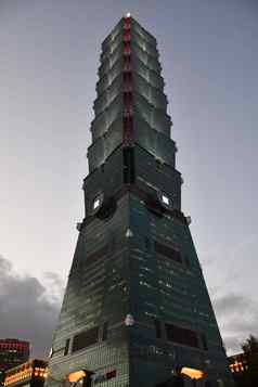 垂直拍摄台北摩天大楼台北台湾黄昏