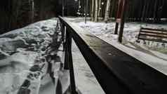 长黑色的栏杆栅栏冬天晚上白色雪部分焦点遥远的模糊