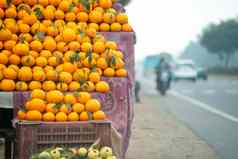 橙子基努柑橘类水果堆路边摊位显示农民传统上出售当地的水果印度吃汁健康的项夏天个月