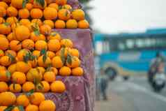 橙子基努柑橘类水果堆路边摊位显示农民传统上出售当地的水果印度吃汁健康的项夏天个月