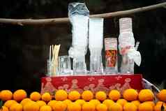 橙子基努柑橘类水果堆路边摊位眼镜汁挤压新鲜的服务路一边热款项