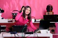 亚洲音乐家穿耳机执行电子音乐专业转盘工作室