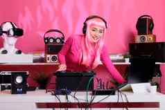 亚洲音乐家站表格穿耳机玩电子音乐专业混合机控制台俱乐部