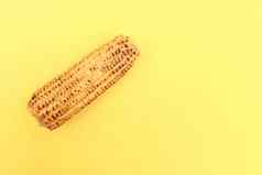 玉米结实的矮黄色的背景关闭