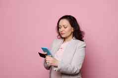 漂亮的女人支付在线进入信息信贷卡移动应用程序智能手机粉红色的孤立的背景