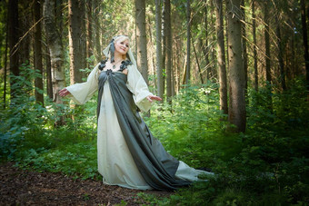成人成熟的女人绿色长仙女衣服森林照片拍摄风格德律阿得斯女王<strong>自然</strong>仙女爱<strong>自然</strong>美丽的绿色夏天森林概念有爱心的<strong>自然</strong>