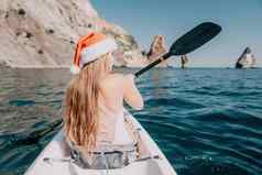 女人皮艇回来视图快乐年轻的女人圣诞老人他浮动皮艇平静海夏天假期假期快乐的女人放松有趣的船