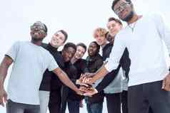 集团多样化的年轻的人显示团结
