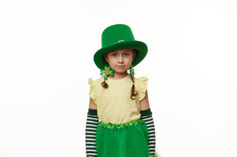 可爱的孩子女孩穿着绿色穿小妖精摆姿势白色背景复制空间圣帕特里克的一天