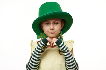 爱尔兰可爱的孩子女孩穿着狂欢节衣服帕特里克的一天显示心手指孤立的白色