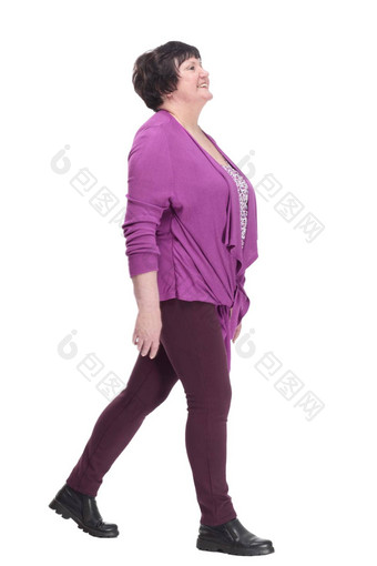 休闲上了年纪的女人紫色的上衣<strong>大步</strong>向前