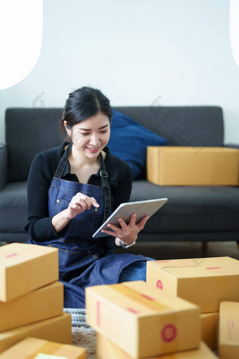 启动小业务企业家自由亚洲女人微笑平板电脑电脑快乐的成功项在线市场营销包装盒子交付锻造的想法概念