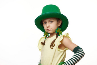 <strong>爱尔兰</strong>可爱的婴儿女孩穿着小妖精绿色狂欢<strong>节</strong>他孤立的白色背景圣帕特里克的一天概念