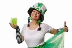 积极的可爱的女人小妖精狂欢节衣服持有杯子绿色啤酒微笑庆祝圣帕特里克的一天