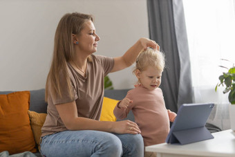 充<strong>耳</strong>不闻孩子女孩<strong>耳蜗</strong>植入物研究听到听起来有趣的妈妈。复苏<strong>耳蜗</strong>植入物手术康复概念