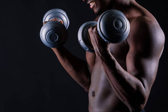 肌肉发达的黑色的非洲男人。定义肌肉ABS腹部锻炼的决心成功