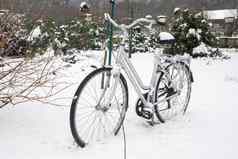 自行车被遗忘的院子里覆盖白色新鲜的雪冬天场景