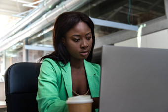 年轻的非洲美国女作品集中移动PC办公室