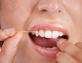 采取护理牙齿特写镜头拍摄年轻的女人用牙线清洁牙齿牙齿