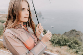 女人雨伞快乐女人肖像穿雨衣透明的伞在户外多雨的一天公园海女孩自然多雨的阴一天