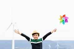 进步年轻的亚洲男孩玩风纸风车玩具风涡轮农场