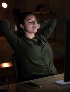 晚上放松加班业务女人办公室坐着手头晚些时候转变和平安静的平静年轻的女休息工作场所的最后期限