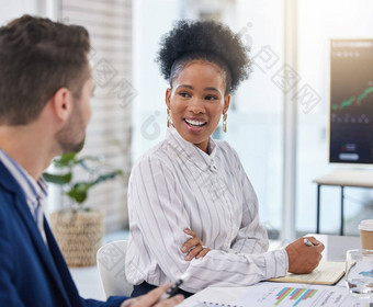 业务谈话黑色的女人股票市场分析师沟通投资工作团队合作协作投资经理会说话的金融办公室策略