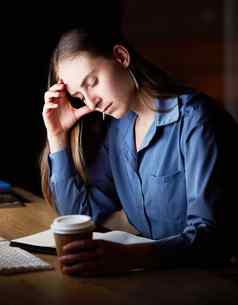 业务女人头疼累了倦怠工作晚上压力偏头痛精神健康女员工桌子上加班乏力过度劳累疲惫抑郁症大脑雾