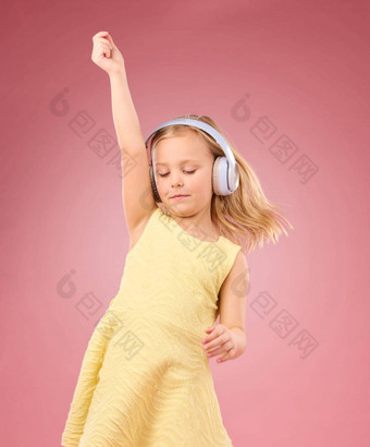 音乐耳机跳舞女孩孩子们工作室粉红色的背景颜色背景幸福快乐孩子们跳舞听广播音频声音能源有趣的歌曲自由